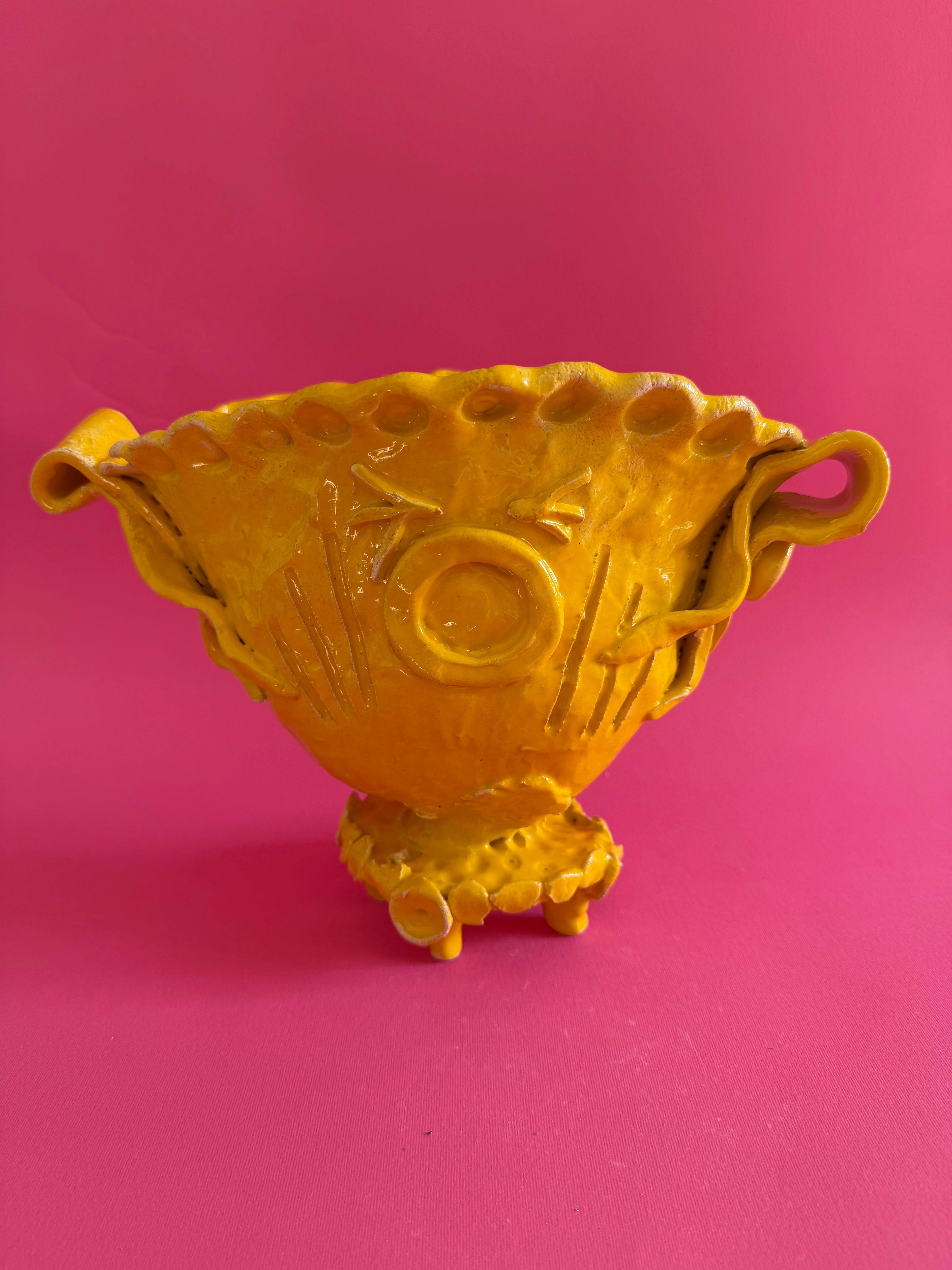 MAGNUS - anfora giallo con nastri e fiori con quattro piedi