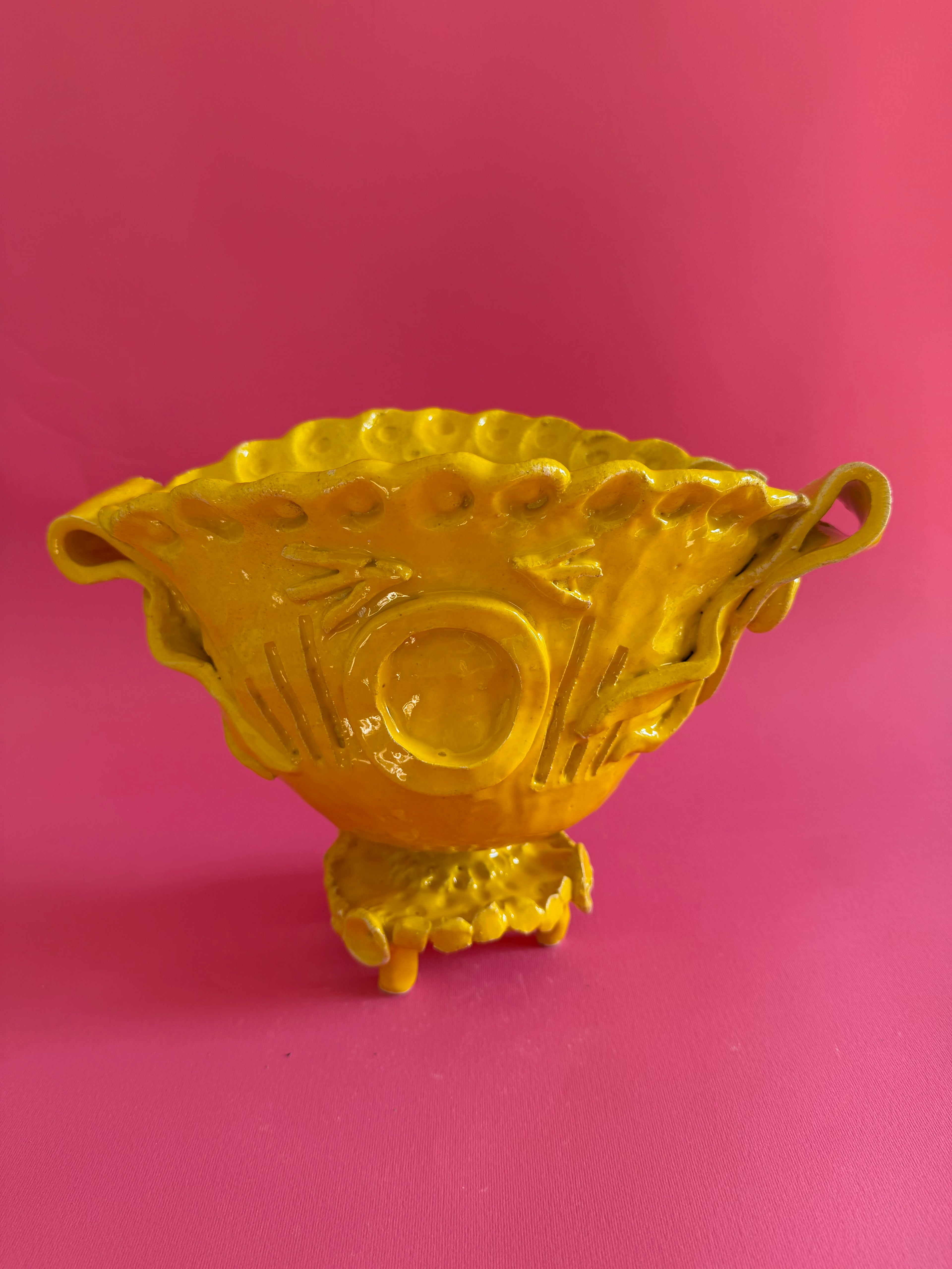MAGNUS - anfora giallo con nastri e fiori con quattro piedi