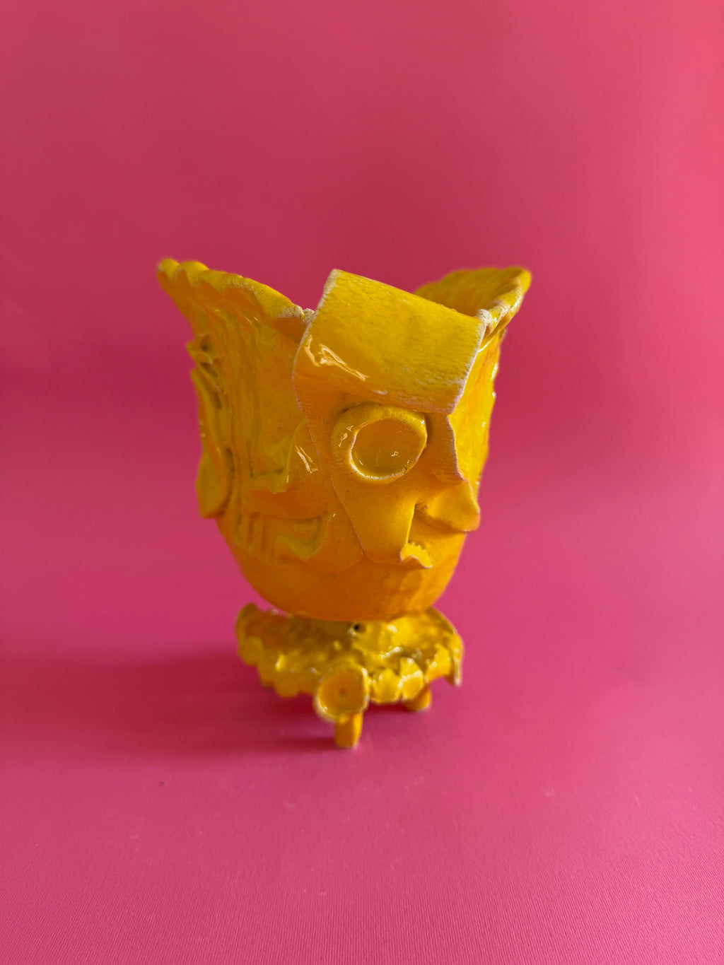 MAGNUS - anfora giallo con nastri e fiori con quattro piedi