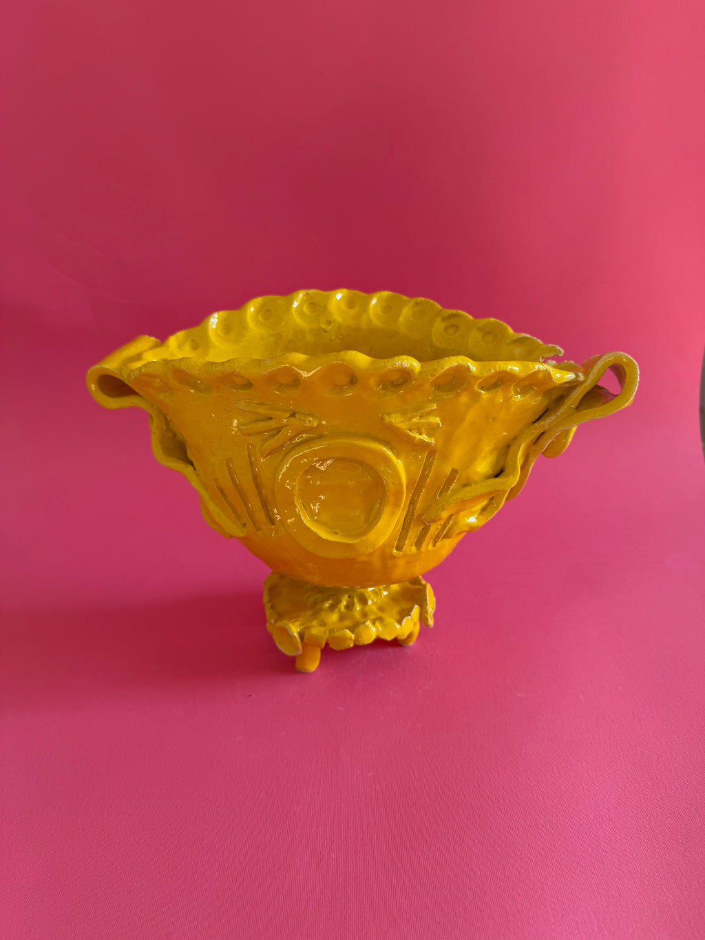 MAGNUS - anfora giallo con nastri e fiori con quattro piedi