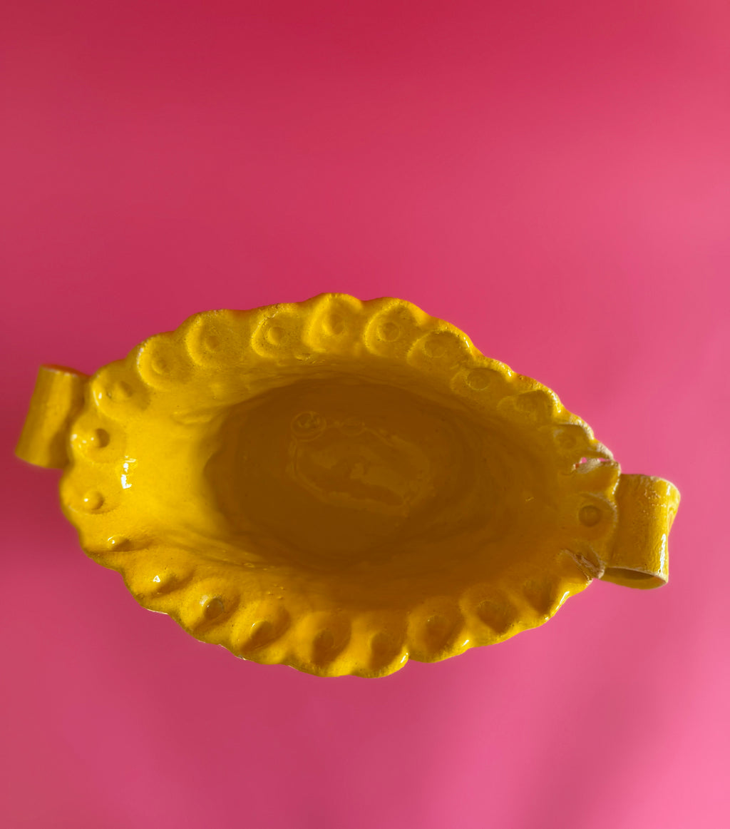 MAGNUS - anfora giallo con nastri e fiori con quattro piedi
