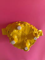 MAGNUS - anfora giallo con nastri e fiori con quattro piedi