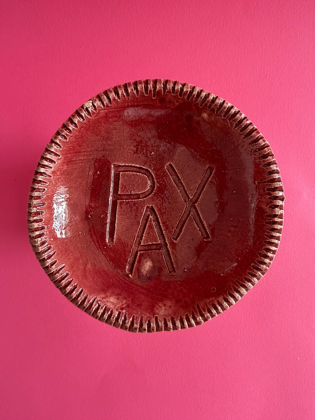 PAX - alzata rossa con quattro supporti e scritta centrale