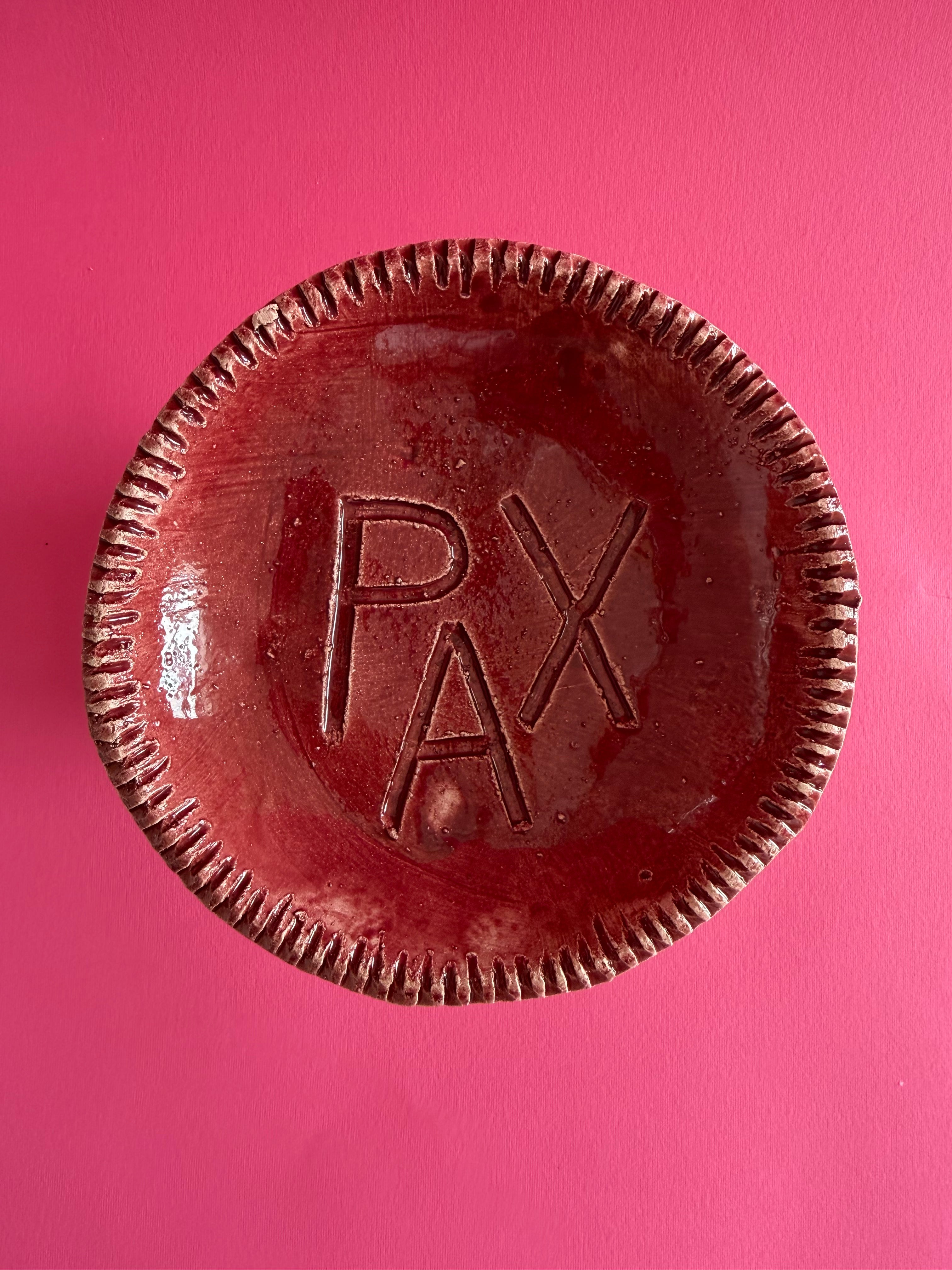 PAX - alzata rossa con quattro supporti e scritta centrale