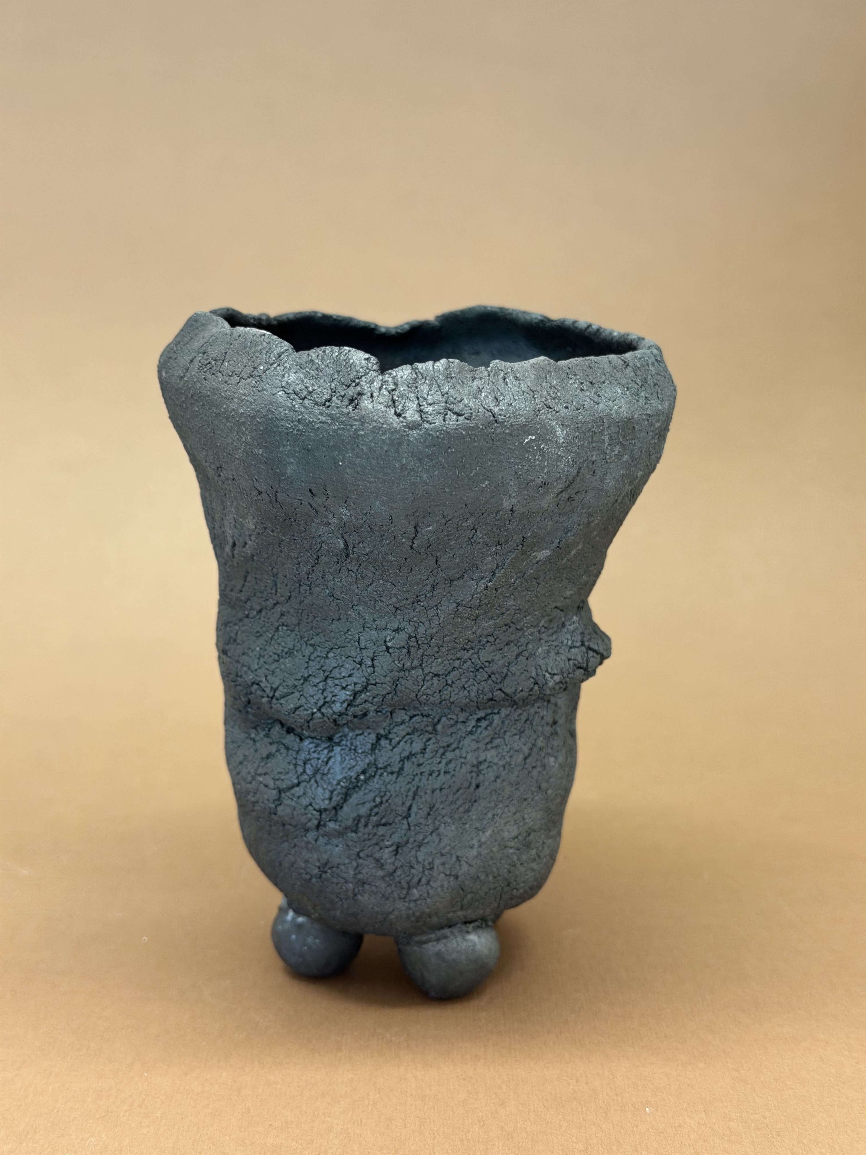 Vaso con tre piedi a palla