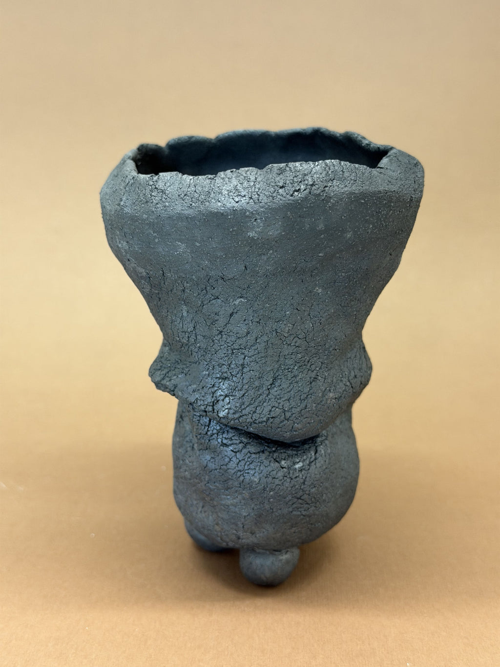 Vaso con tre piedi a palla