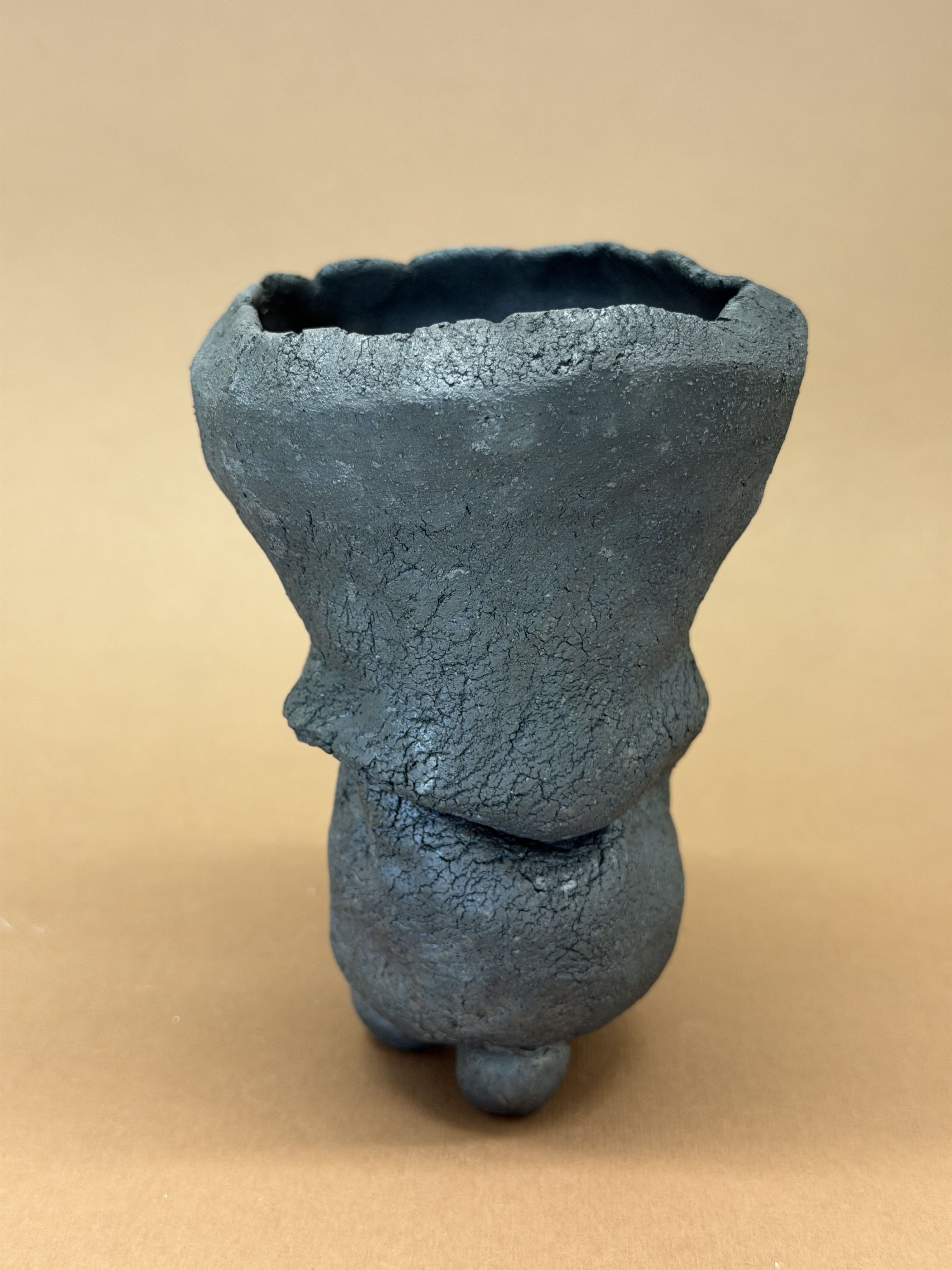 Vaso con tre piedi a palla