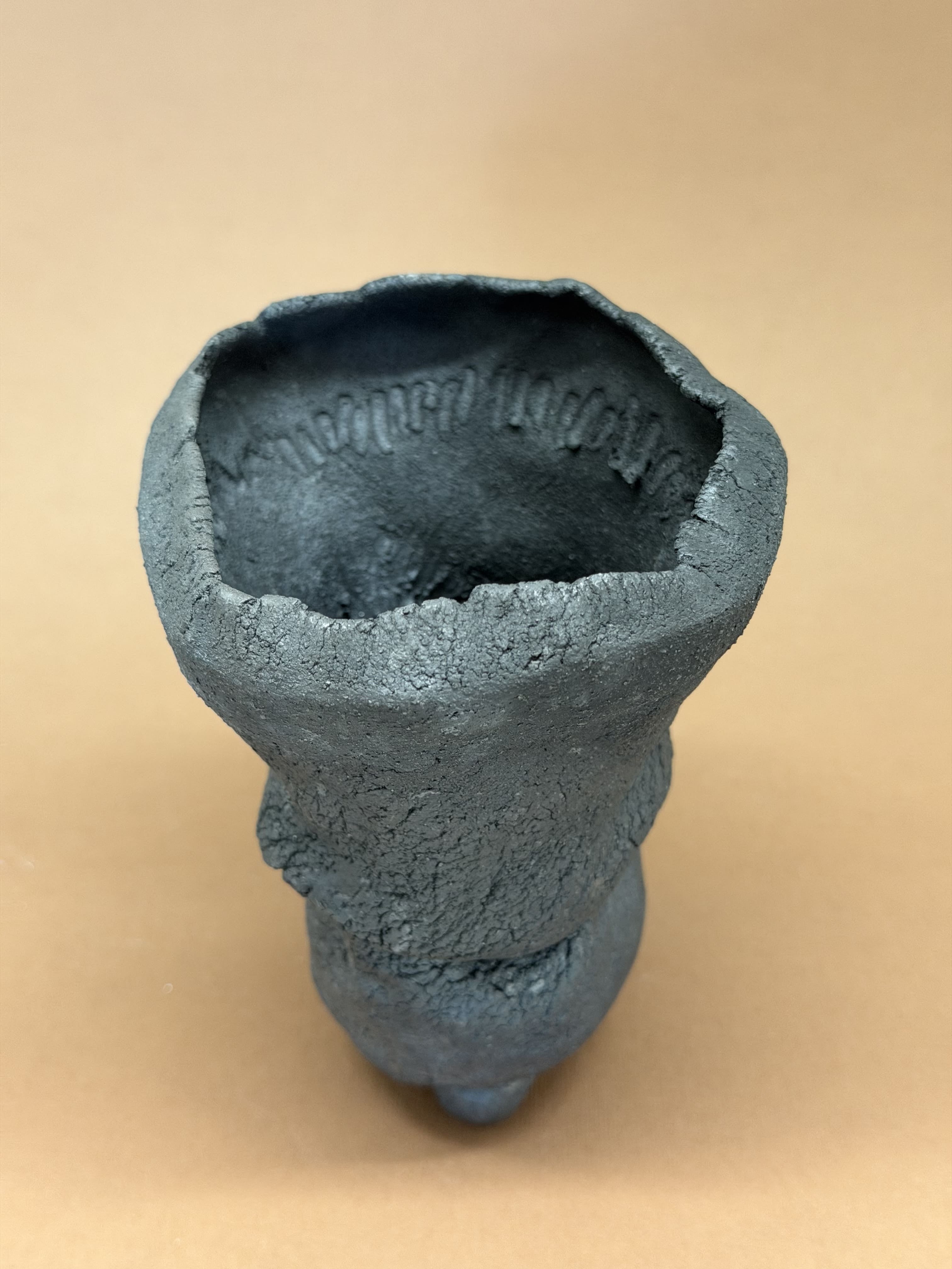 Vaso con tre piedi a palla