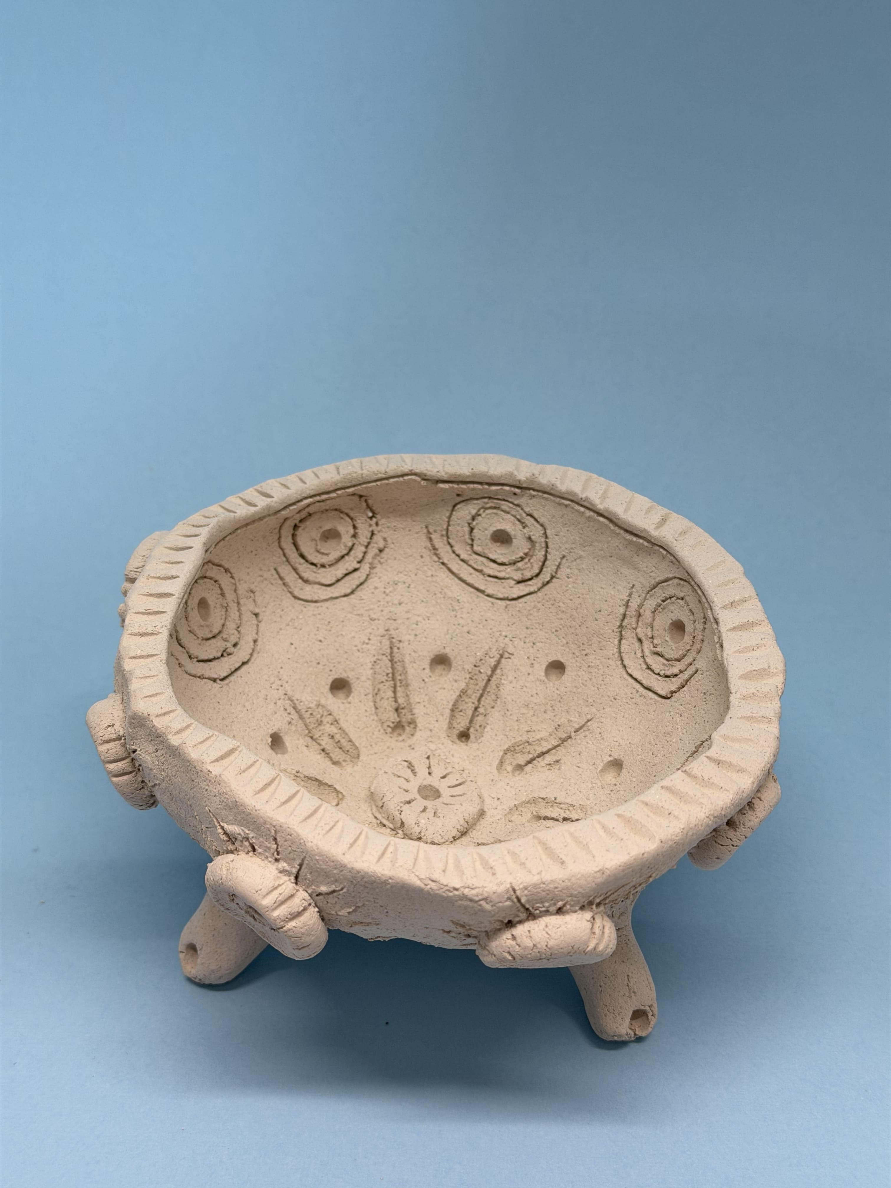 Ciotola media con cerchi e bottoni