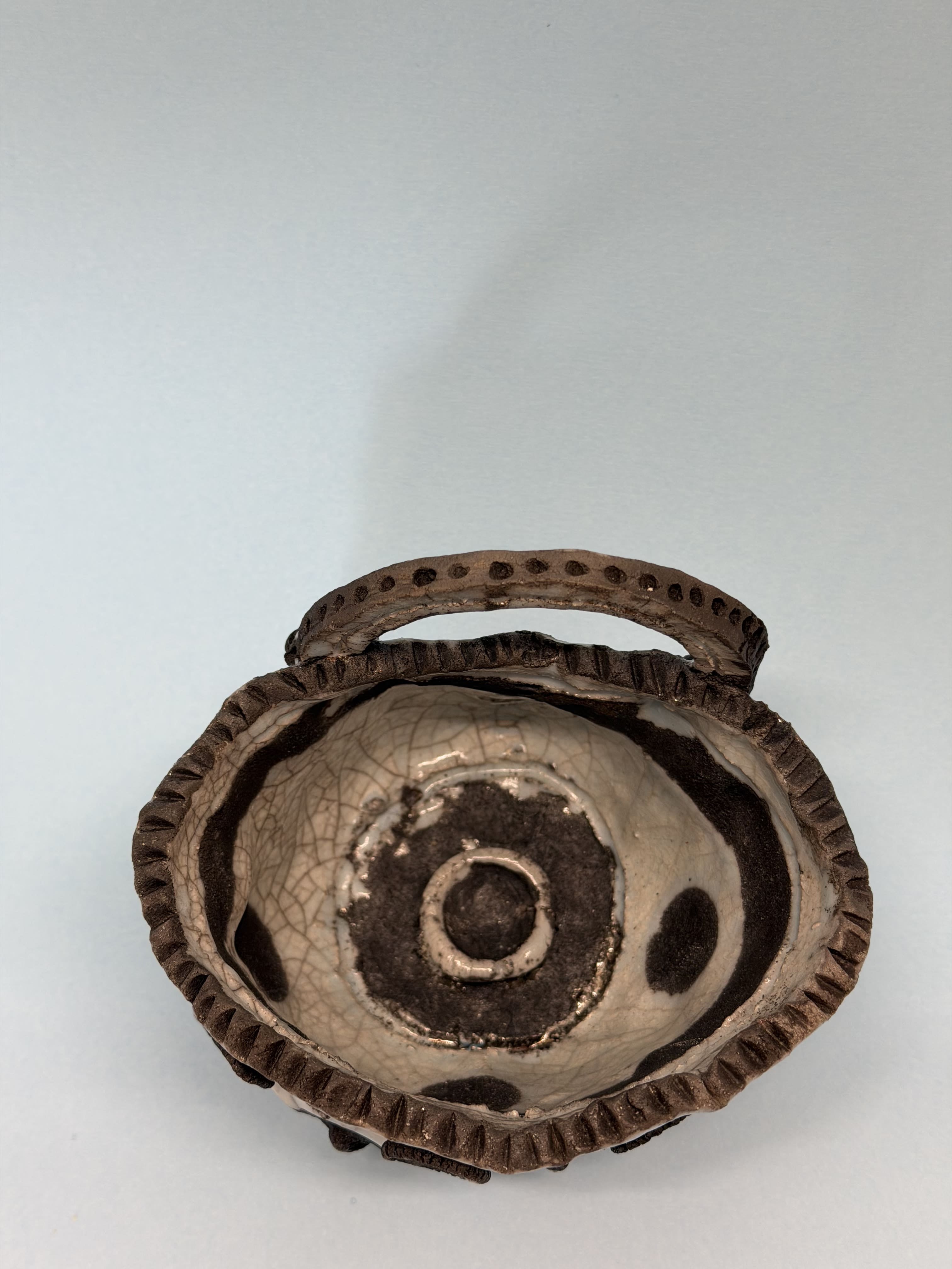 Cesto celeste con foglie e cuori