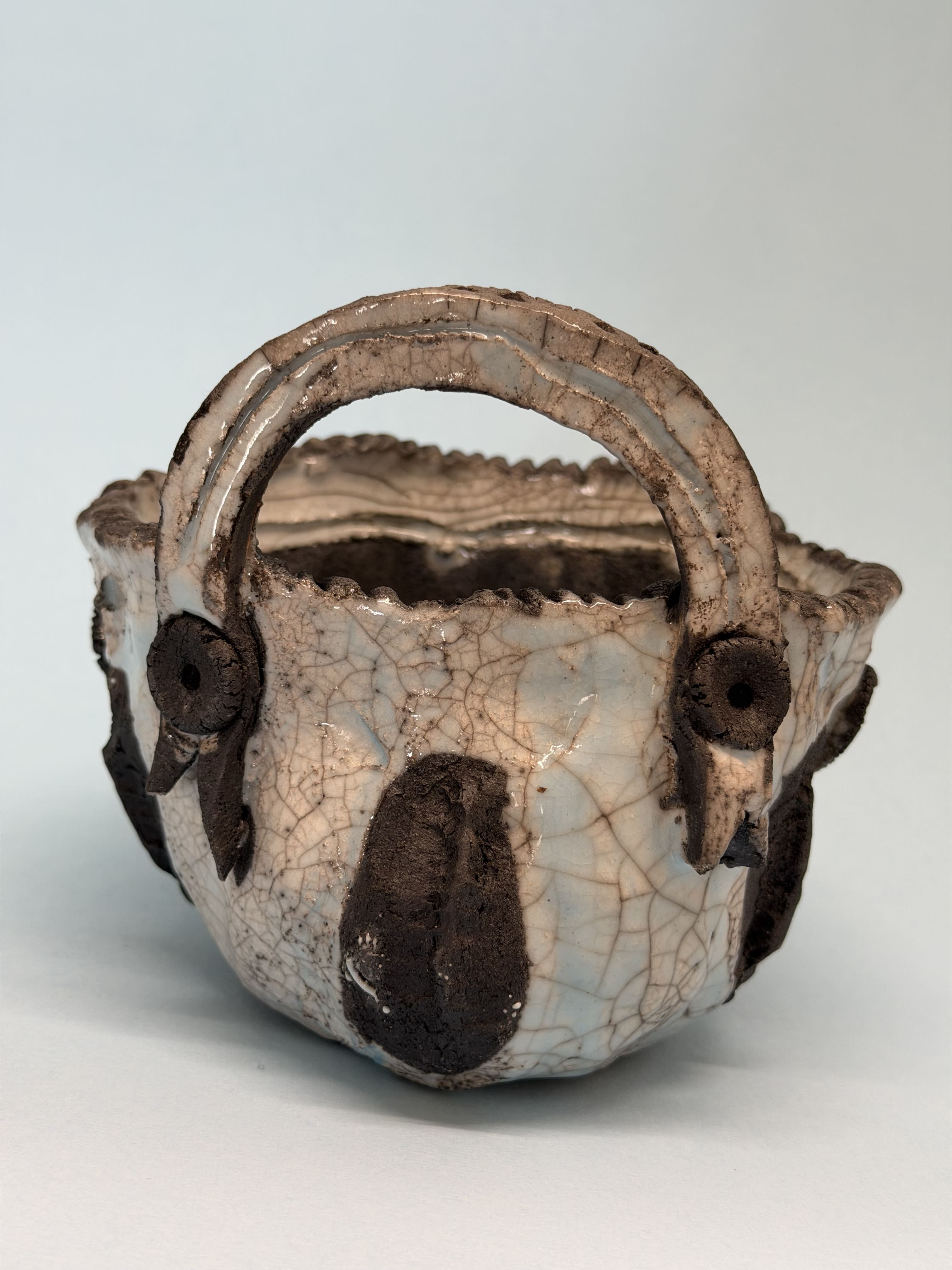 Cesto celeste con foglie e cuori