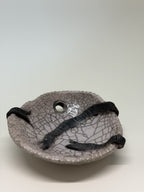 Ciotola rosa con buco e nastro