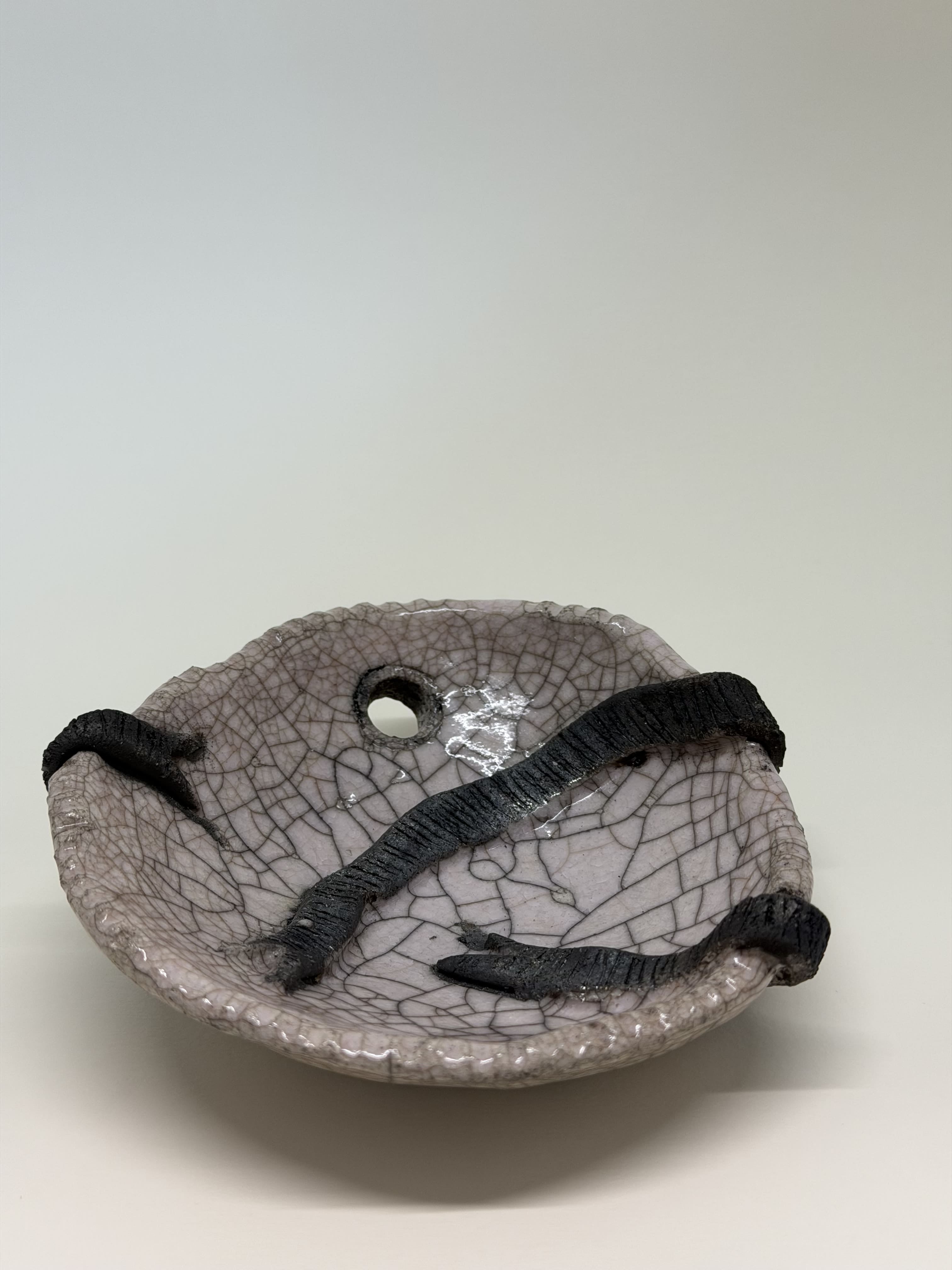 Ciotola rosa con buco e nastro