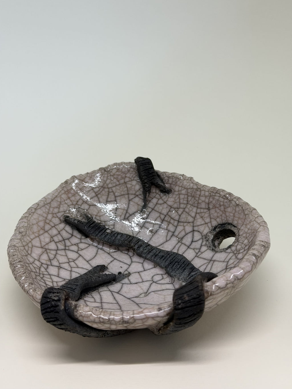 Ciotola rosa con buco e nastro