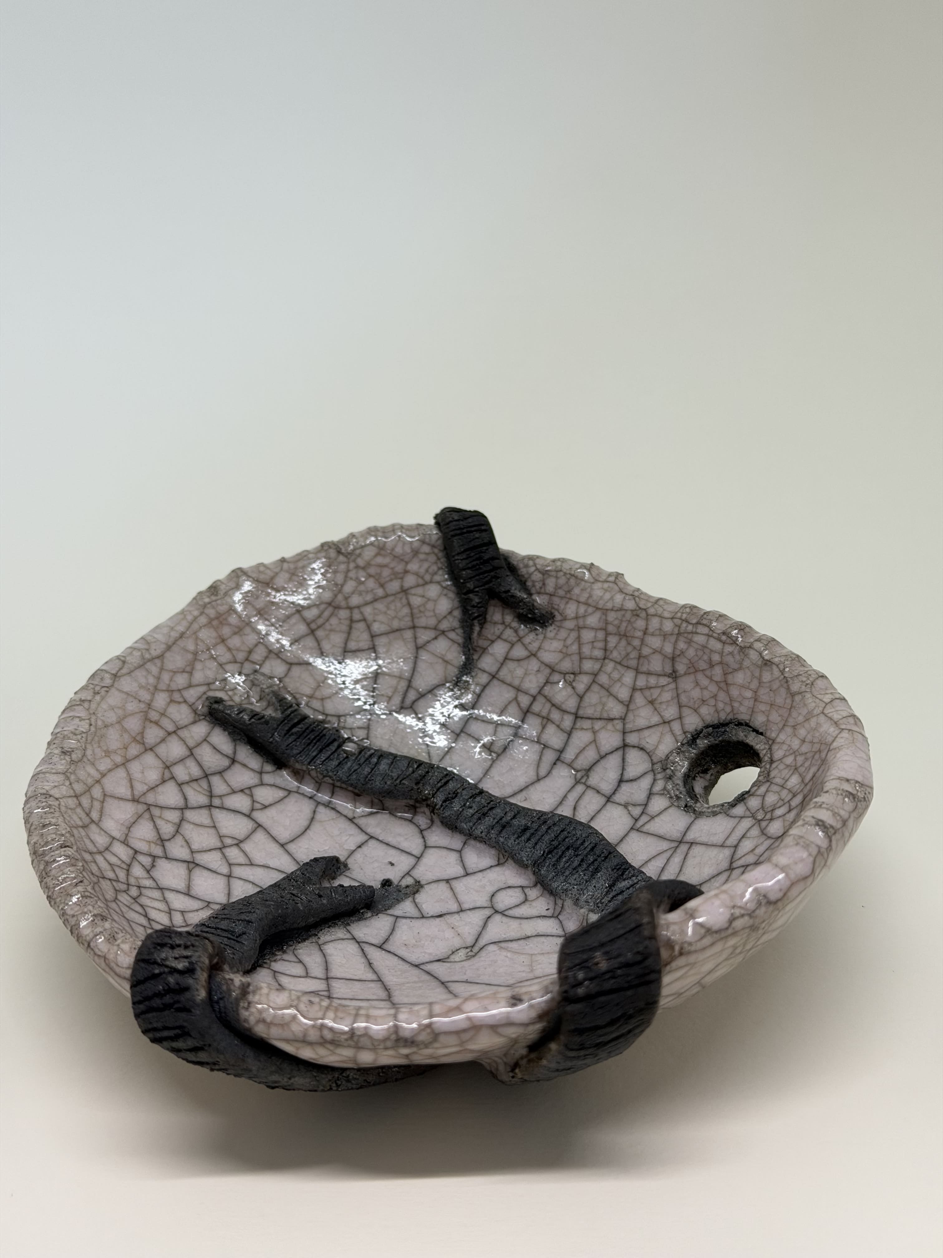 Ciotola rosa con buco e nastro