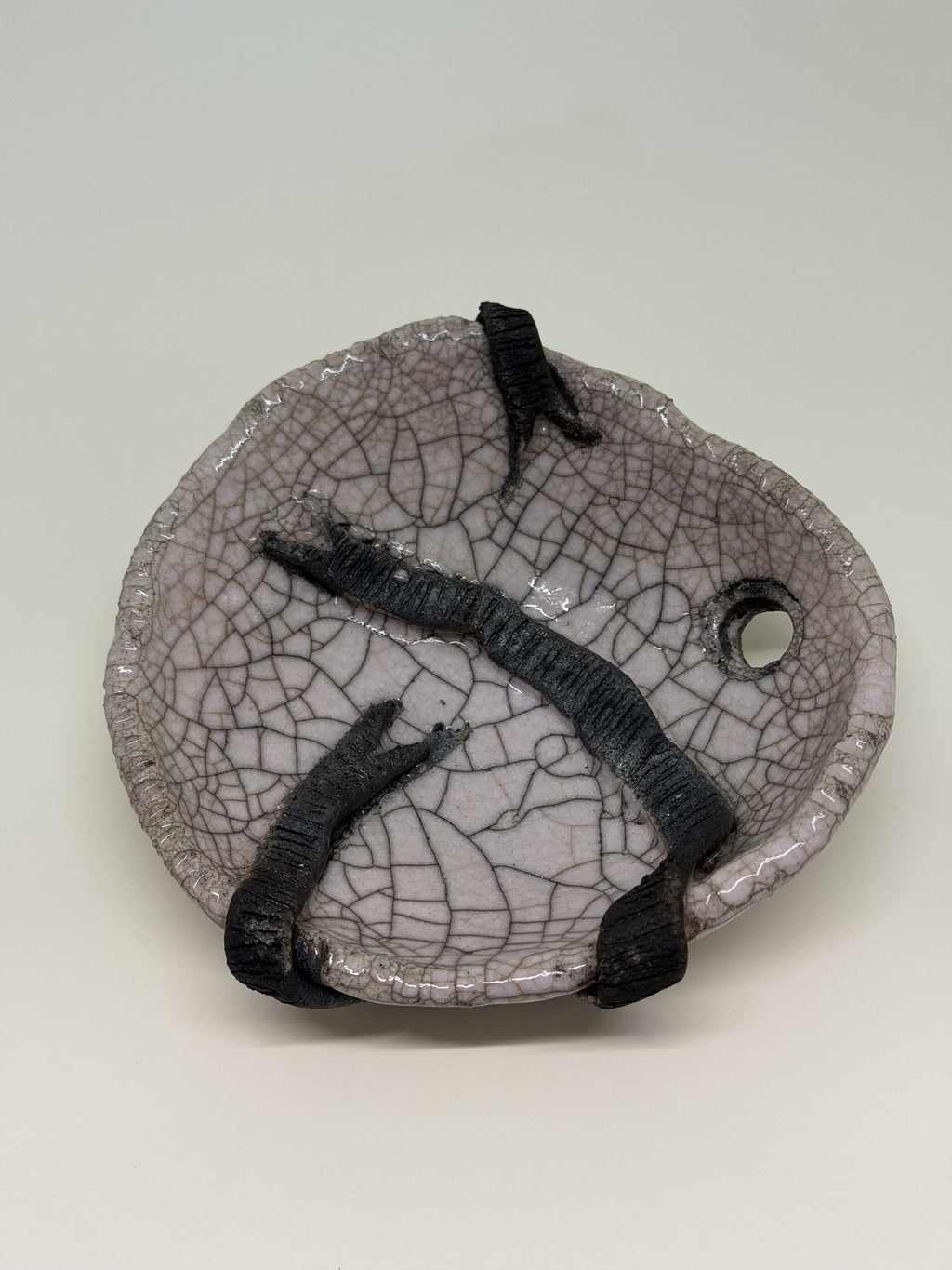 Ciotola rosa con buco e nastro