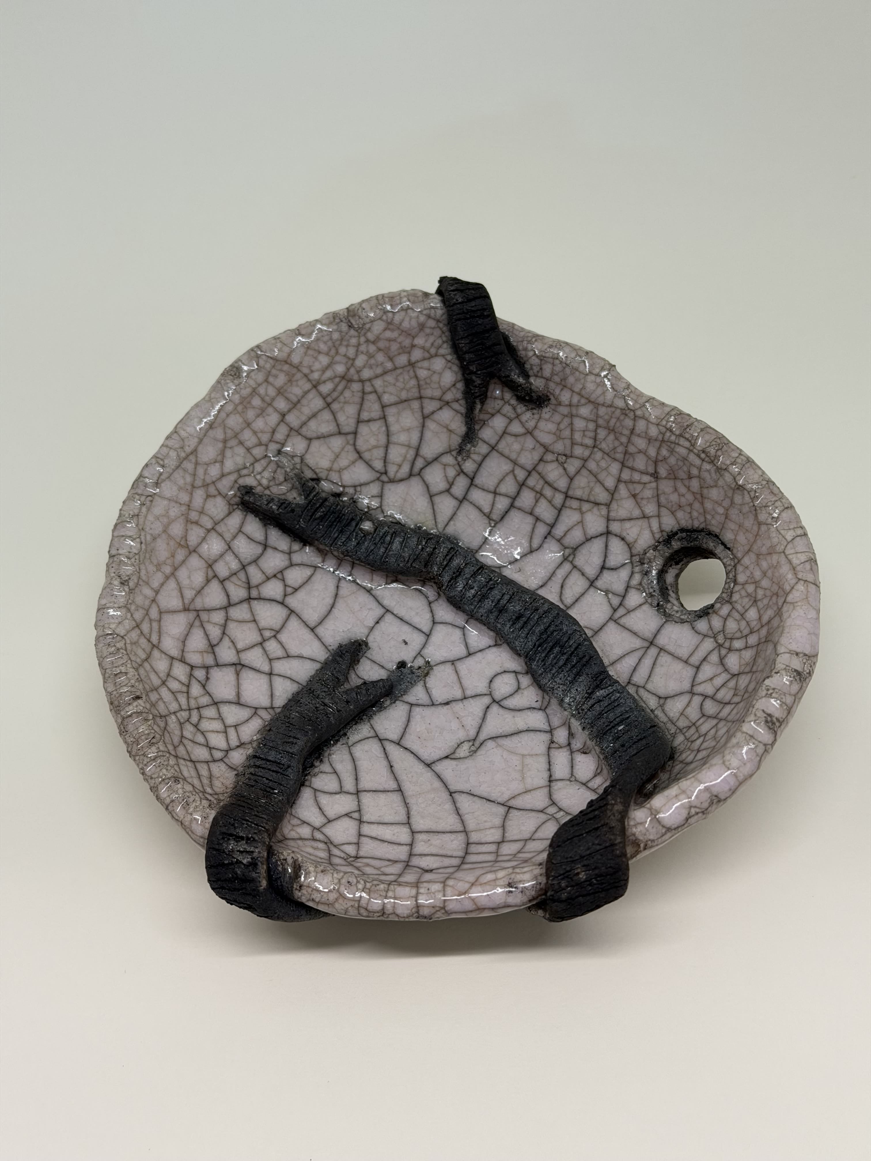 Ciotola rosa con buco e nastro